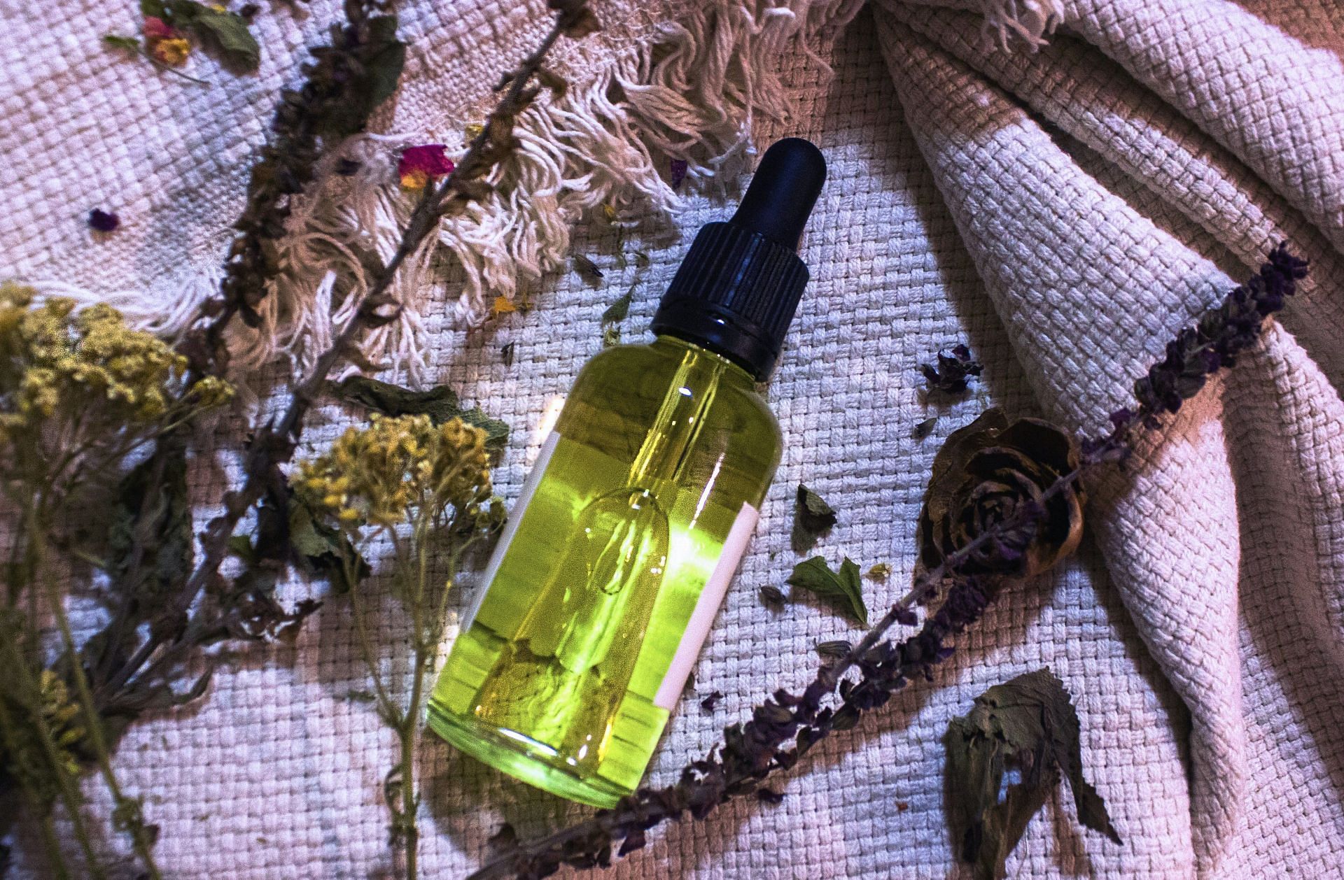 Use body sprays effectively (Image via Alia Hasan/Unsplash)